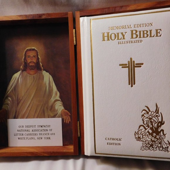 THE HOLY BIBLE Pope John Paul Memorial Edition Catholic Edition in Cedar Box - Picture 2 of 16